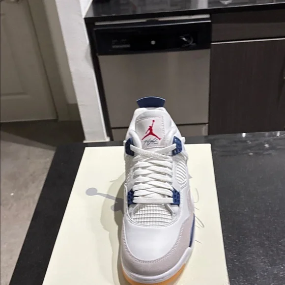Nike Air Jordan Box in Cream and Gray display picture 2